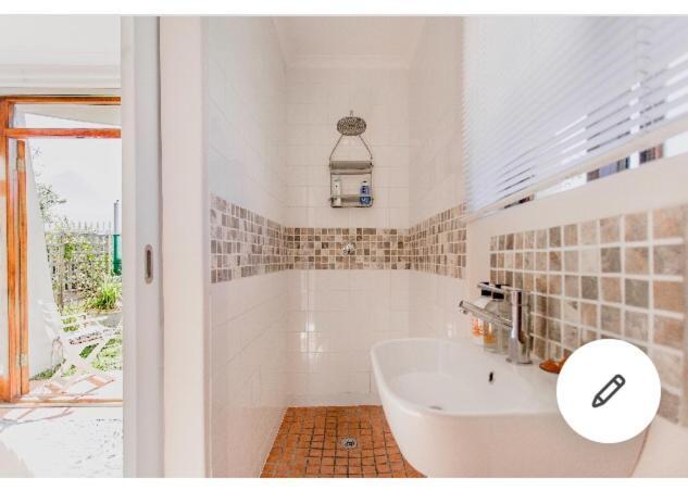 Mountain Peaks Hotel Hout Bay Bagian luar foto